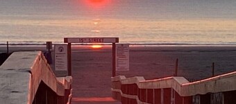 Two Mermaids .Partial Beach view. Short Walk to Beach! 2 POOLS! Pet Friendly!