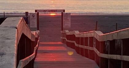 Two Mermaids .Partial Beach view. Short Walk to Beach! 2 POOLS! Pet Friendly!