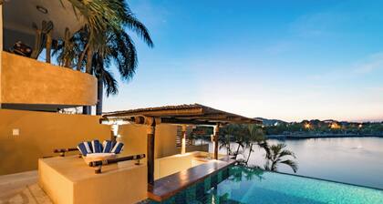 Villa en bord de mer avec piscine à débordement et bar «swim-up» | Service de ménage quotidien