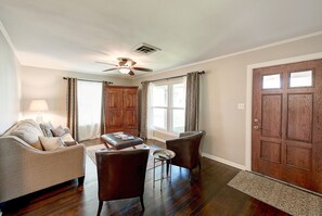 Smart TV, lareira, livros