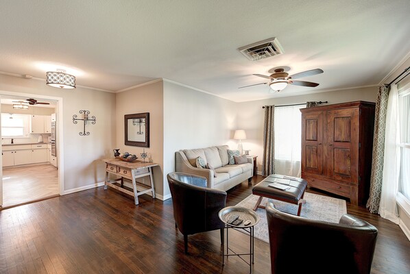 智能电视、壁炉、书