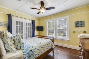 4 bedrooms, iron/ironing board, free WiFi, bed sheets