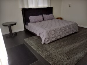 4 soverom, skrivebord, strykejern/-brett og reiseseng for barn