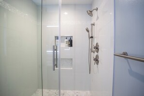 Ensemble douche/baignoire, sĂšche-cheveux, serviettes fournies, savon