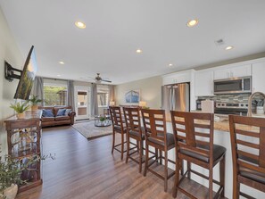 Geladeira, micro-ondas, fogão, cooktop