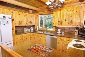 Fridge, microwave, oven, stovetop - Estes Park Log Cabin, Close to RMNP Entrance and Downtown, Hot Tub, Pets Welcome, Bluebird Cabin (Estes Park)