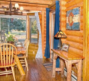 Dining - Estes Park Log Cabin, Close to RMNP Entrance and Downtown, Hot Tub, Pets Welcome, Bluebird Cabin (Estes Park)