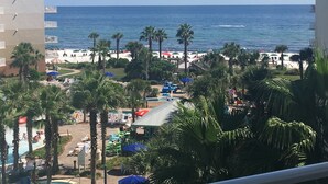 Un complexe hôtelier doté d’une piscine, d’une plage et offrant une vue sur l’océan.