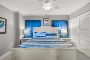 1 habitación, escritorio, tabla de planchar con plancha y cuna de viaje 