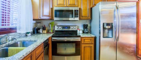 Geladeira, micro-ondas, fogão, cooktop