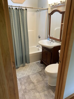 Combined shower/tub, hair dryer, towels, soap - Cozy Detached Guest Cottage on Mill Pond (Boothbay)