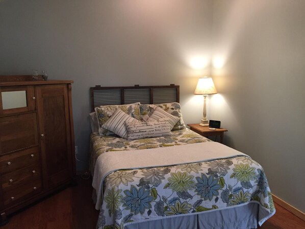 1 bedroom, travel crib, free WiFi, bed sheets - Cozy Detached Guest Cottage on Mill Pond (Boothbay)