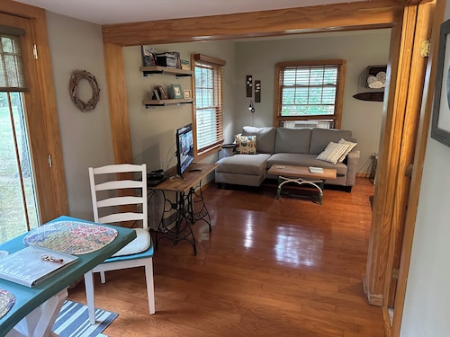 Cozy Detached Guest Cottage on Mill Pond