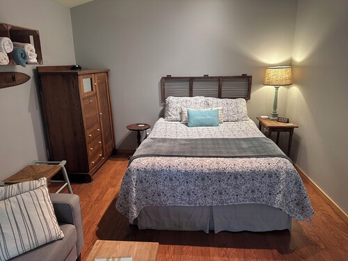 Cozy Detached Guest Cottage on Mill Pond