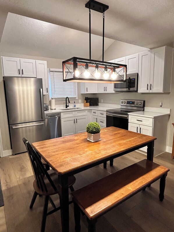 Frigorifero, microonde, forno, piano cottura