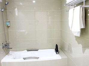 Deluxe Suite | Bathroom
