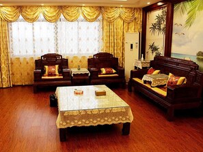 Deluxe Suite | Living room
