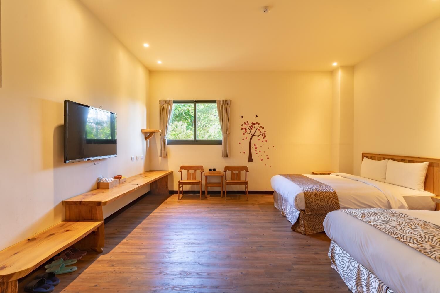 办公桌、遮光窗帘、免费 WiFi、床单