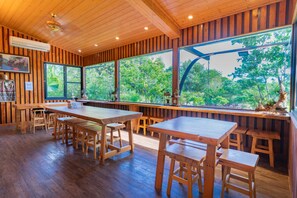 朝食 (ビュッフェ)、週末に提供 (1 名様 200 TWD)