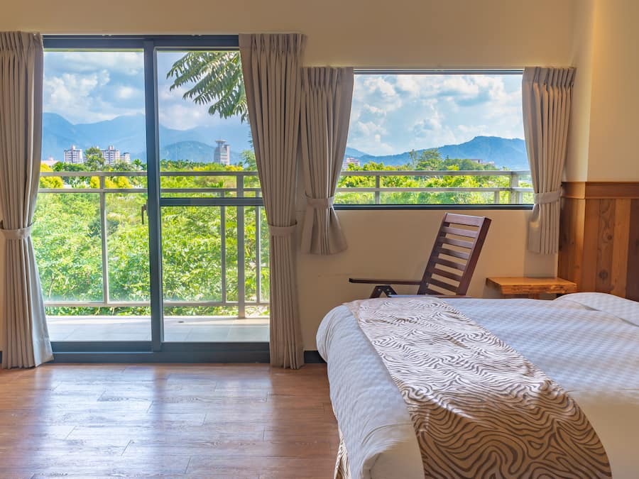 Escritorio, cortinas blackout, wifi gratis y ropa de cama