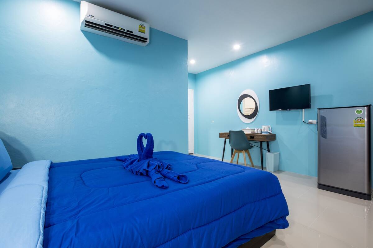 Deluxe Triple Suite | In-room safe, desk, iron/ironing board, rollaway beds