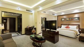 Executive Queen Room | Living area | TV