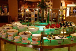 บริกา�รอาหารเช้า อาหารกลางวัน อาหารเย็น, อาหารท้องถิ่นและนานาชาติ