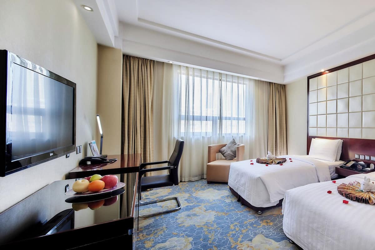 Kamar Twin Deluks | Seprai premium, minibar, meja kerja, dan tirai kedap cahaya