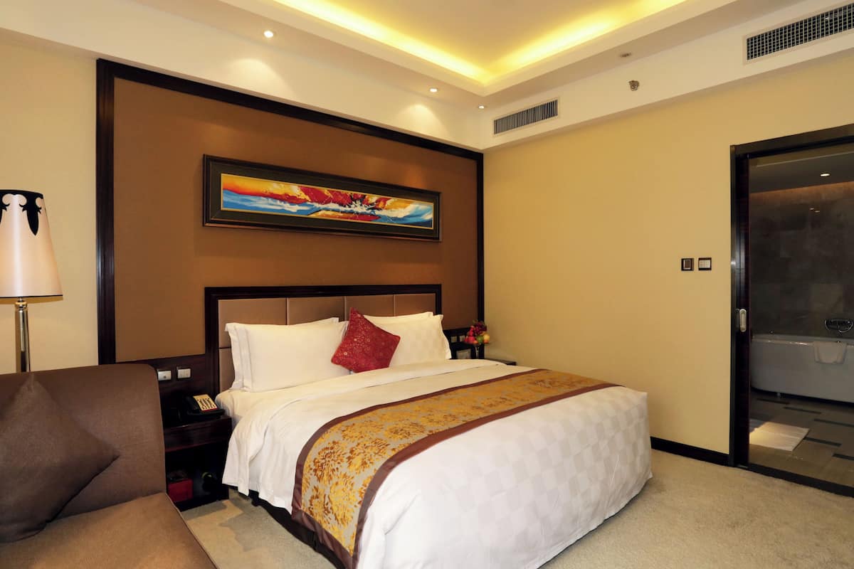 Suite Bisnis | Seprai premium, minibar, meja kerja, dan tirai kedap cahaya