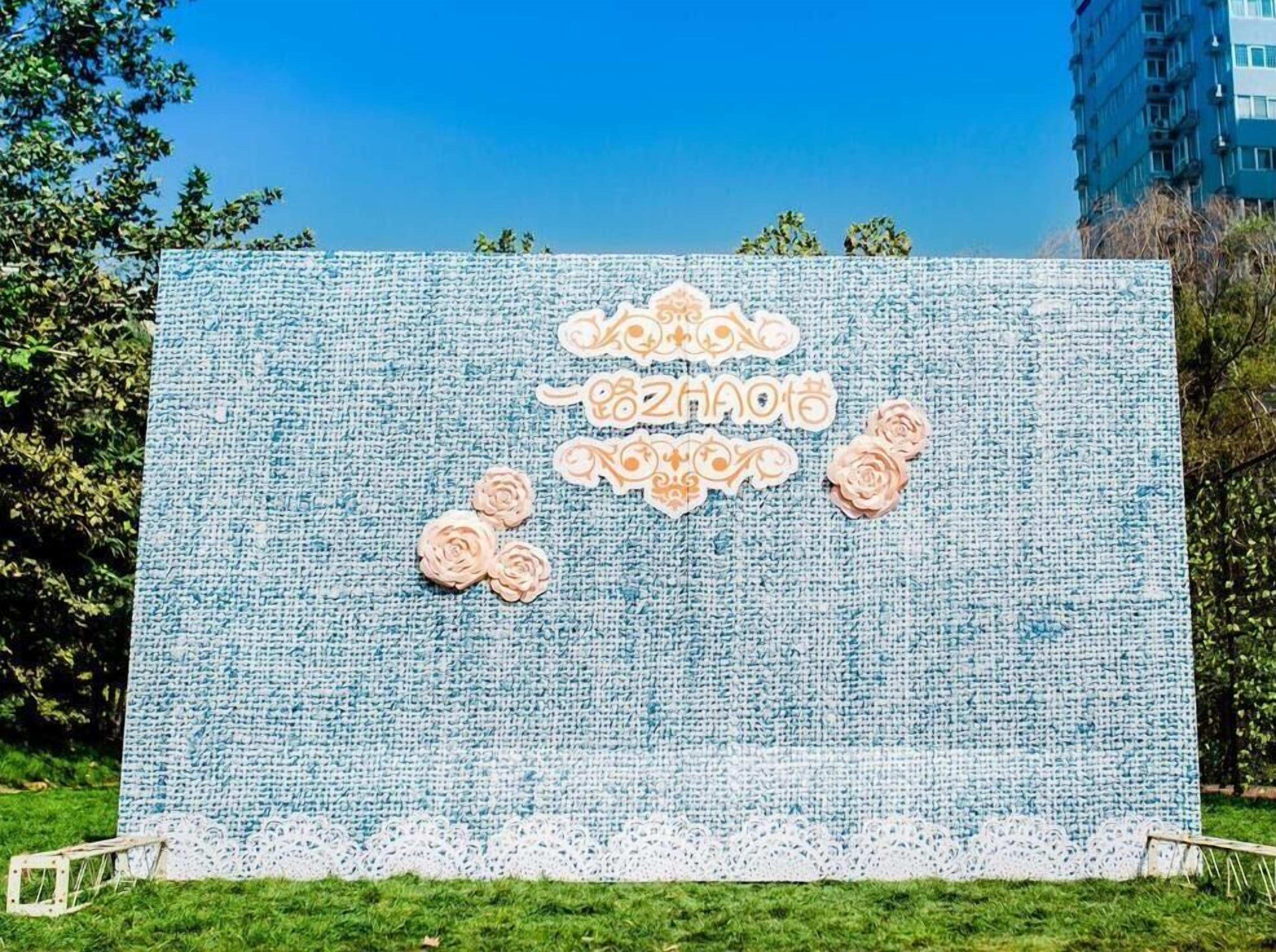 Un grand mur rectangulaire aux motifs bleus et blancs, agrémenté d’éléments décoratifs.