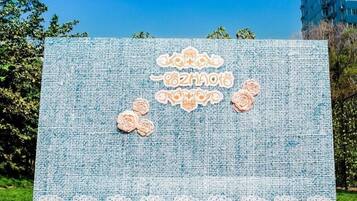 Un grand mur rectangulaire aux motifs bleus et blancs, agrémenté d’éléments décoratifs.