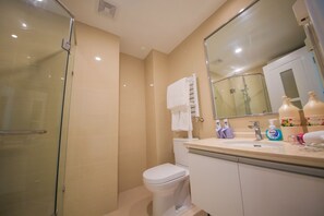 Apartment | Badezimmer | Dusche, kostenlose Toilettenartikel, Haartrockner, Hausschuhe