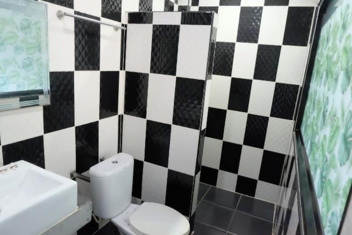 Douche, douche à « effet pluie », articles de toilette gratuits