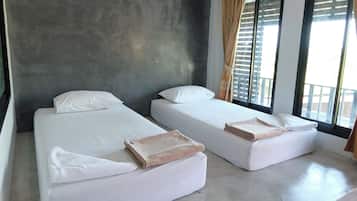 Standard Twin Room | Desk, blackout curtains, soundproofing, free WiFi