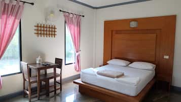 Villa | Bàn, màn/rèm cản sáng, phòng cách âm