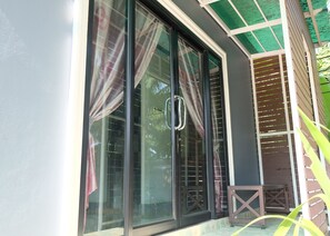 Villa | Desk, blackout drapes, soundproofing, free WiFi