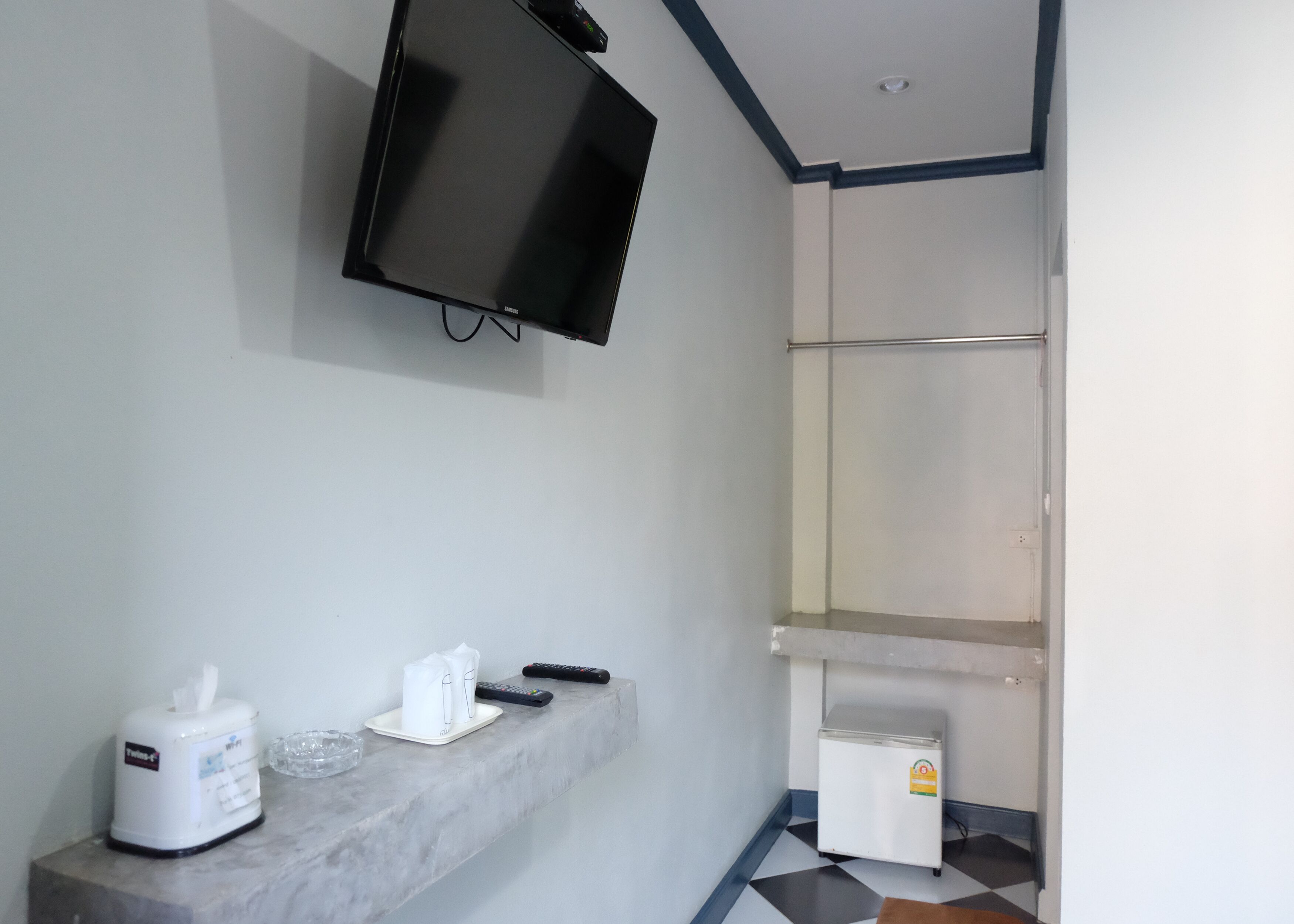 1 bedroom, desk, blackout curtains, soundproofing