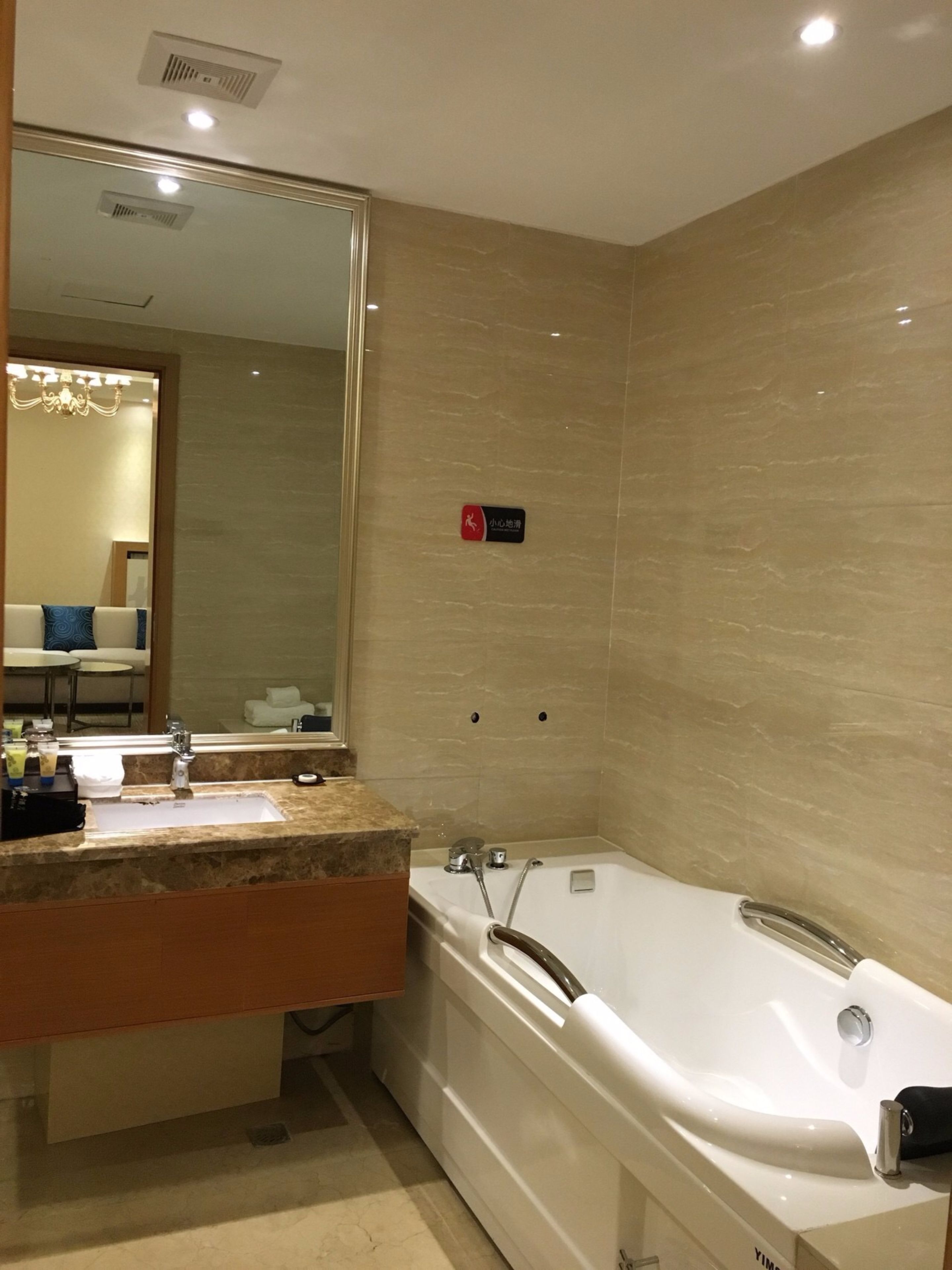 deluxe suite | minibar, desk, blackout curtains, free wifi