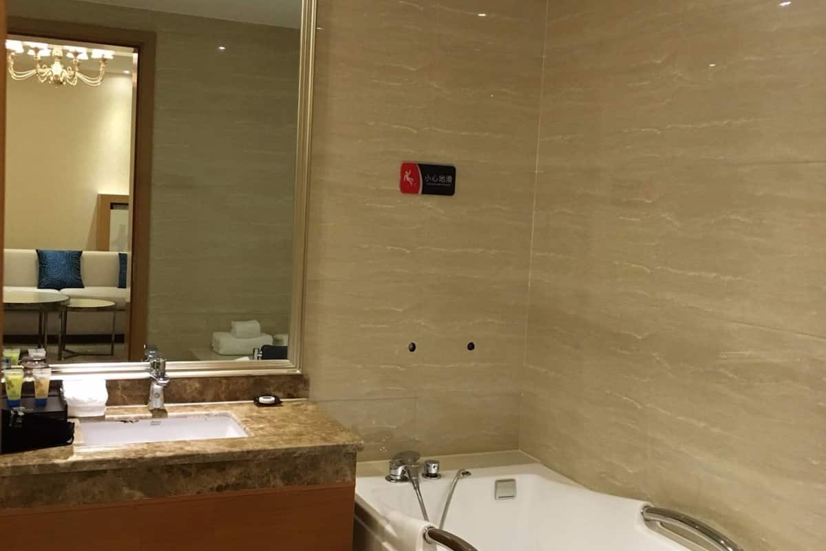 deluxe suite | minibar, desk, blackout curtains, free wifi