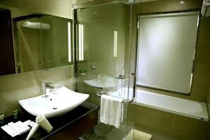 Luxury Suite | Bathroom | Shower, free toiletries, hair dryer, towels