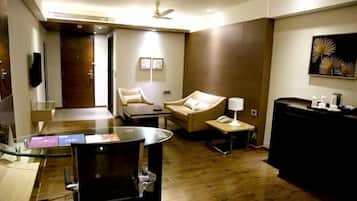 Luxury Suite | Minibar, in-room safe, desk, iron/ironing board