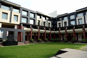 Edificio moderno con patio interior, que presenta un espacio central abierto con escalones que conducen a un área cubierta.