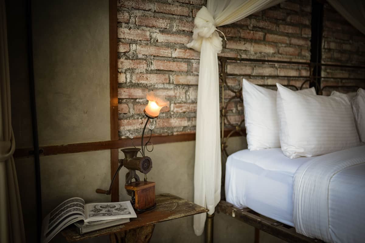 Escritorio, tabla de planchar con plancha, wifi gratis y ropa de cama