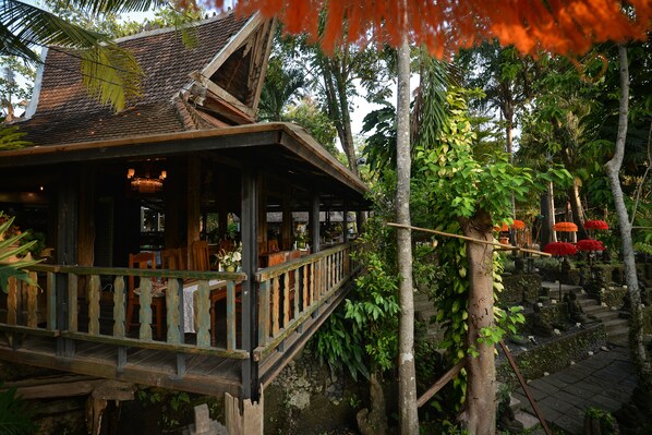 Breakfast, lunch, dinner served; local and international cuisine - Taman Nauli Bed & Breakfast (Canggu)