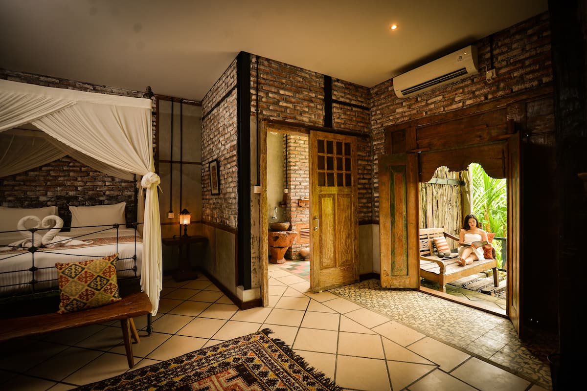 Habitación (Pandan) | Escritorio, tabla de planchar con plancha, wifi gratis y ropa de cama
