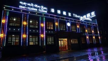 Mặt tiền nơi lưu trú - ban đêm