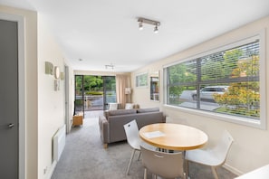 One Bedroom Apartment | 2 Schlafzimmer, hochwertige Bettwaren, individuell dekoriert