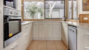 ثلاجة، ميكروويف، فرن، موقد طهي مسطح