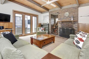 Flat-screen TV, fireplace - Edgar Oasis (Rye)
