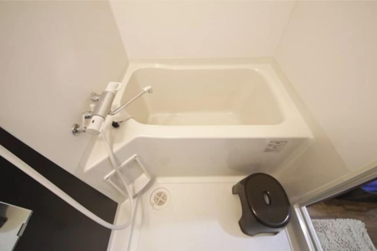 Un baño con bañera, inodoro y zona de ducha.